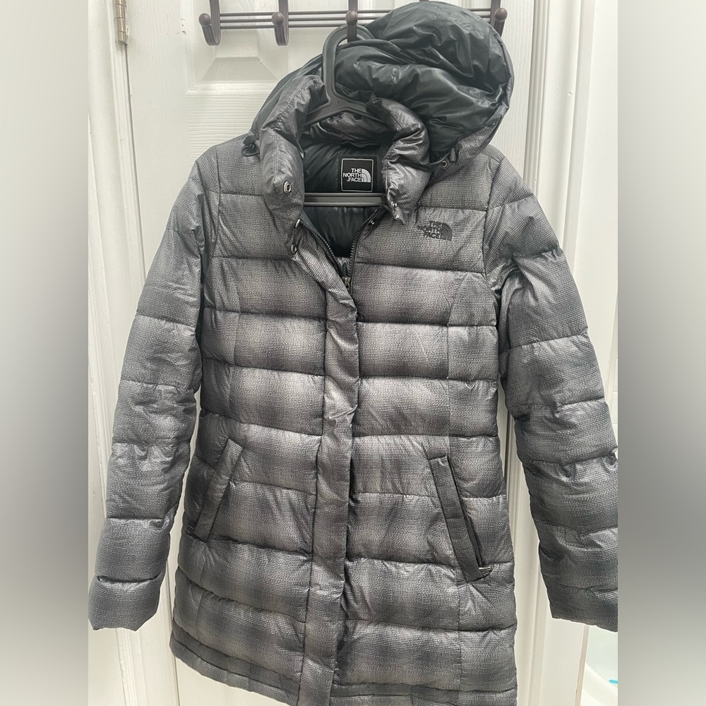 North Face Women’s 600 filled Hooded Long Puffer Coat in Medium (fits Small)